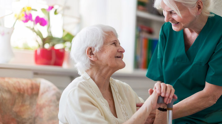 Bild ältere Dame mit Pflegerin